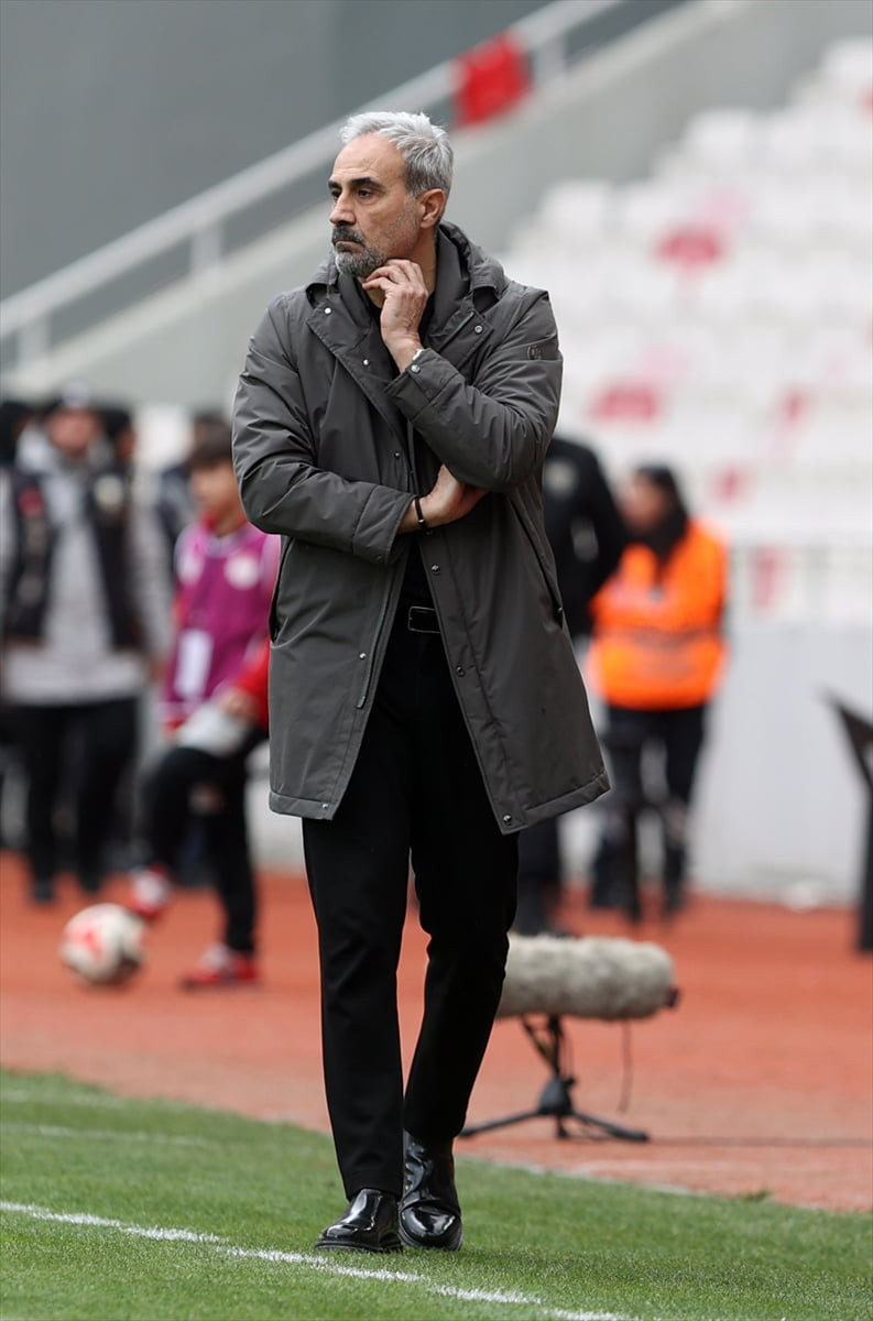 Trendyol 1. Lig'in 27. haftasında Özbelsan Sivasspor ile Sakaryaspor BG Grup 4 Eylül Stadyumu'nda...