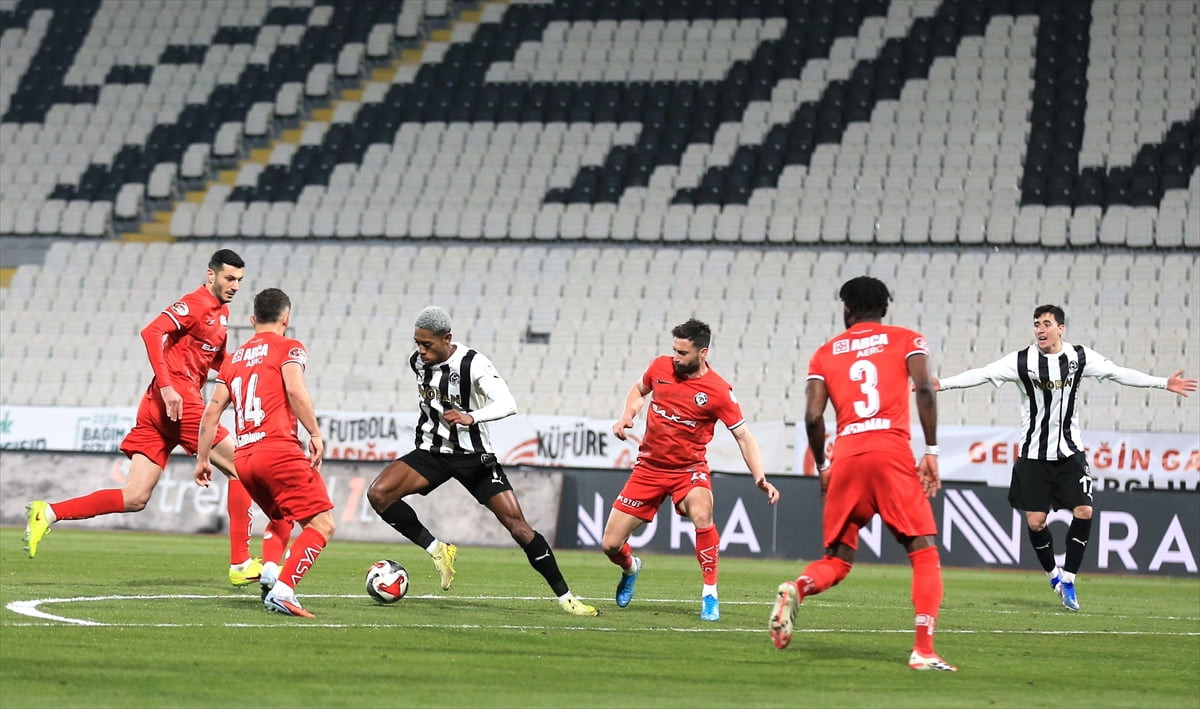 Trendyol 1. Lig'in 28. haftasında Manisa FK ile Arca Çorum FK, Manisa 19. Mayıs Stadı'nda...