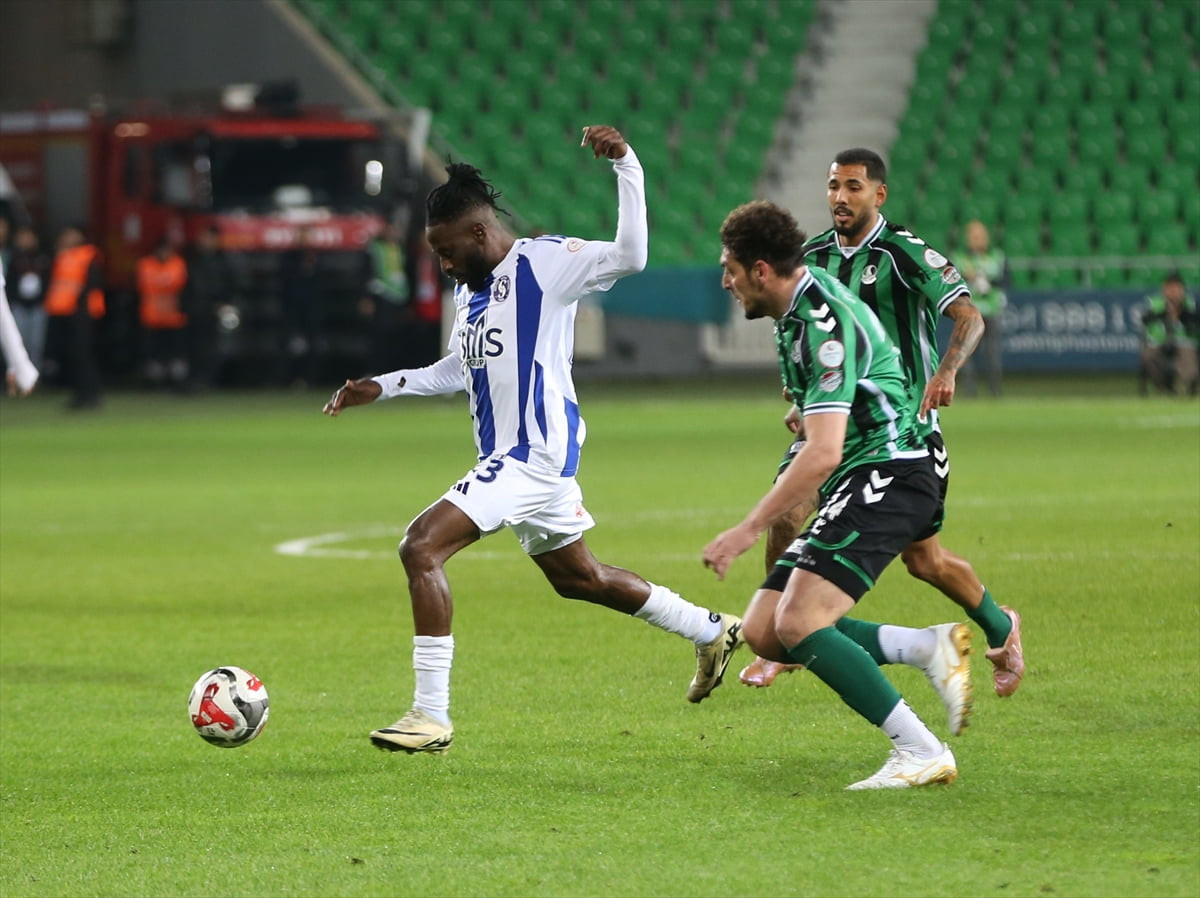 Trendyol 1. Lig'in 28. haftasında Sakaryaspor ile SMS Grup Sarıyerspor, Yeni Sakarya Atatürk...