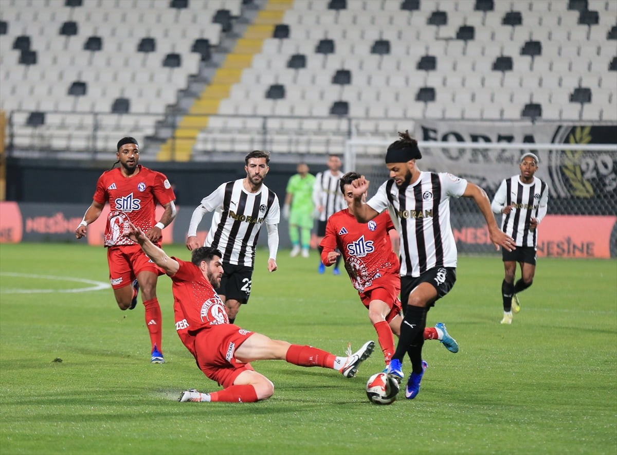 Trendyol 1. Lig'in 30. haftasında Manisa FK ile SMS Grup Sarıyerspor, Manisa 19. Mayıs Stadı'nda...