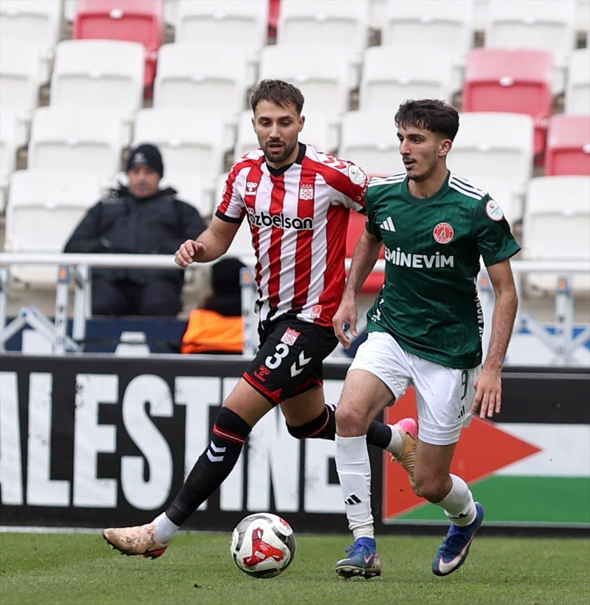 Trendyol 1. Lig'in 31. haftasında Özbelsan Sivasspor ile Eminevim Ümraniyespor takımları BG Grup 4...