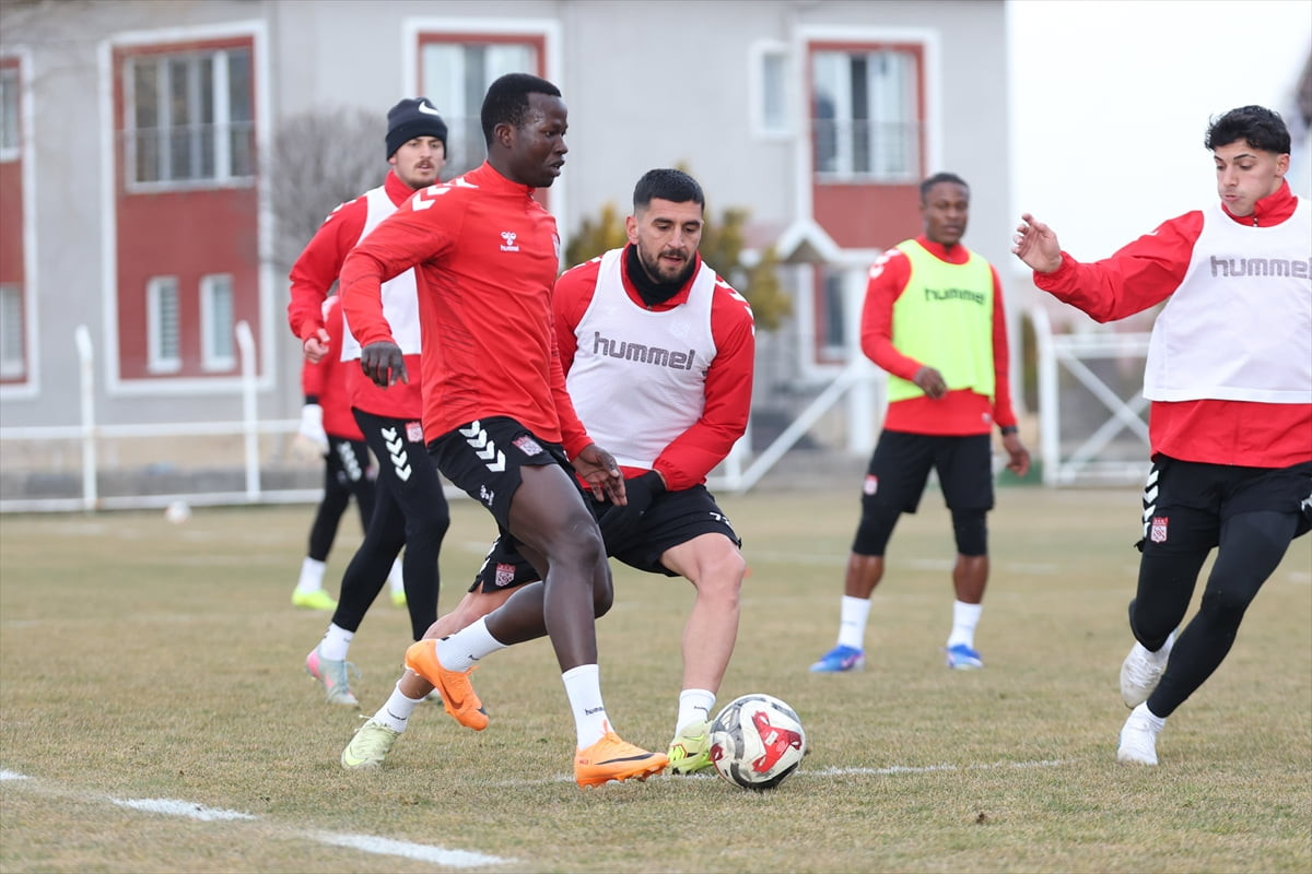 Trendyol 1. Lig'in 32. haftasında deplasmanda Manisa FK ile karşılaşacak Özbelsan Sivasspor...