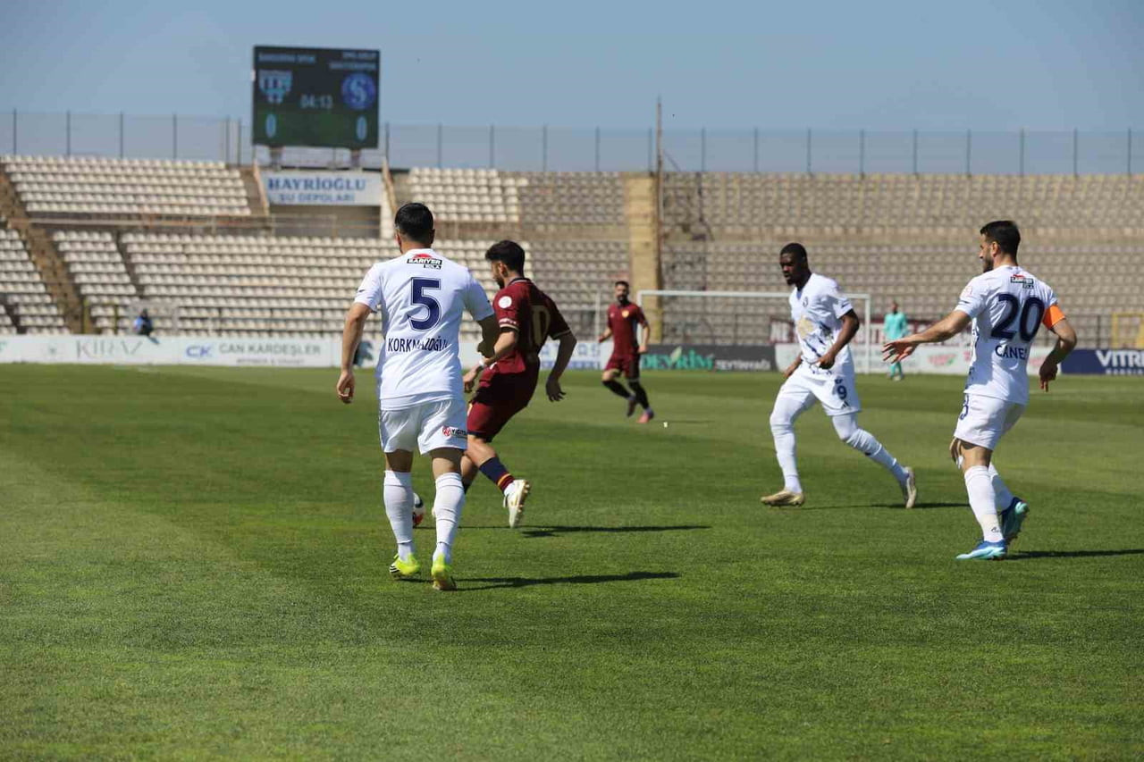 TRENDYOL 1. LİG'İN 34. HAFTASINDA BANDIRMASPOR, EVİNDE SARIYER İLE GOLSÜZ BERABERE KALDI.