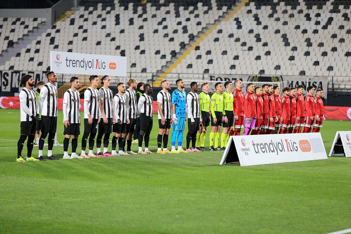 Trendyol 1. Lig’in 20. haftasında Manisa FK ile Eminevim Ümraniyespor, Manisa 19 Mayıs Stadı’nda...