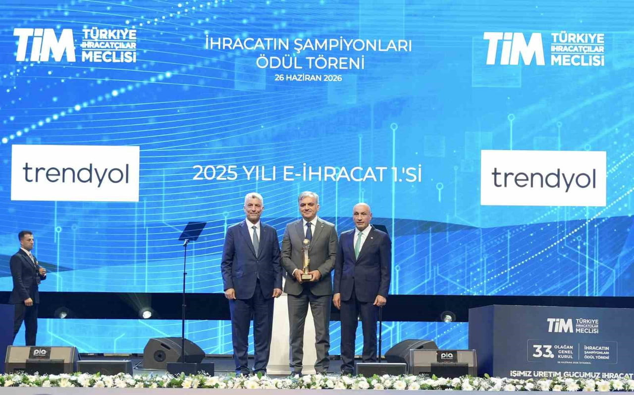 TRENDYOL GRUBU BAŞKAN YARDIMCISI SİNAN CEM ŞAHİN (ORTADA), ÖDÜLÜNÜ TİCARET BAKANI ÖMER BOLAT'TAN...