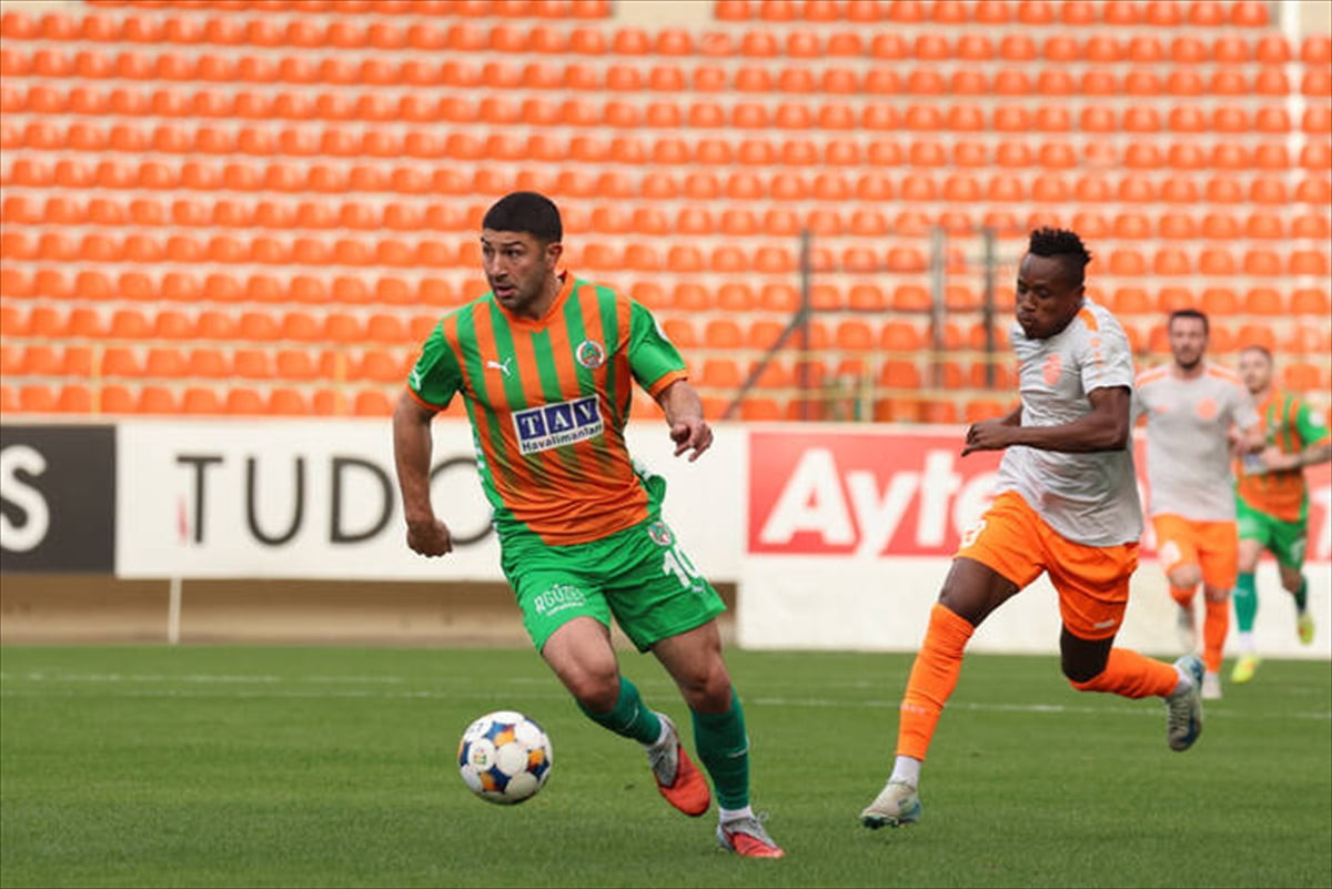 Trendyol Süper Lig ekiplerinden Corendon Alanyaspor, hazırlık maçında konuk ettiği Romanya Birinci...