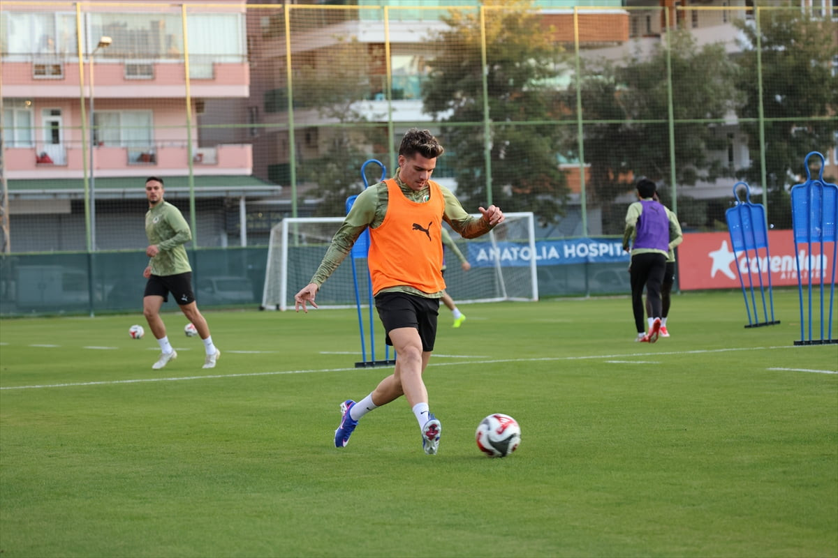  Trendyol Süper Lig ekiplerinden Corendon Alanyaspor, ikinci yarı hazırlıklarına başladı.