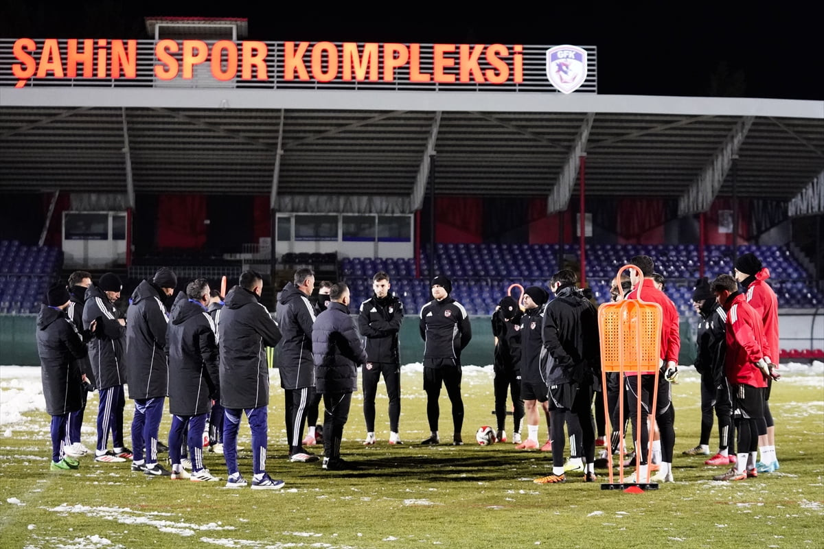 Trendyol Süper Lig ekiplerinden Gaziantep FK, 2025-2026 sezonu devre arası kamp çalışmalarına...