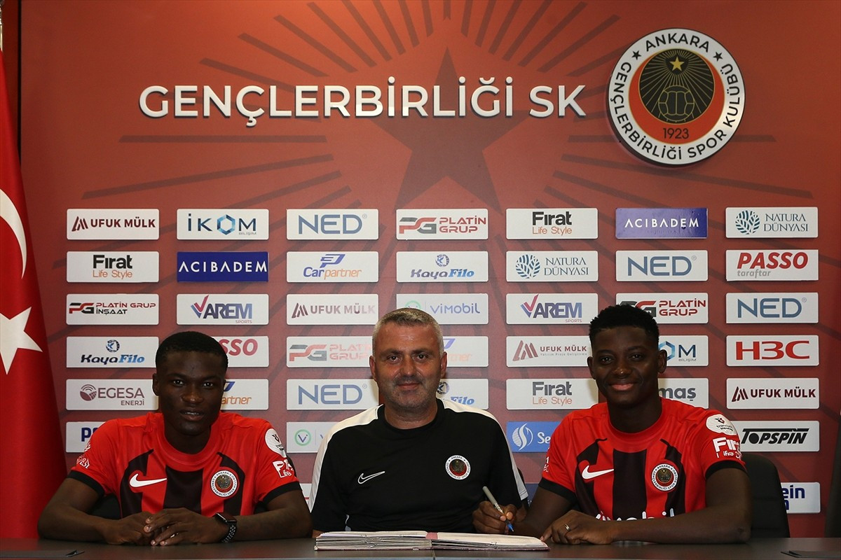 Trendyol Süper Lig ekiplerinden Gençlerbirliği, kanat oyuncusu Prince Martor (solda) ve forvet...
