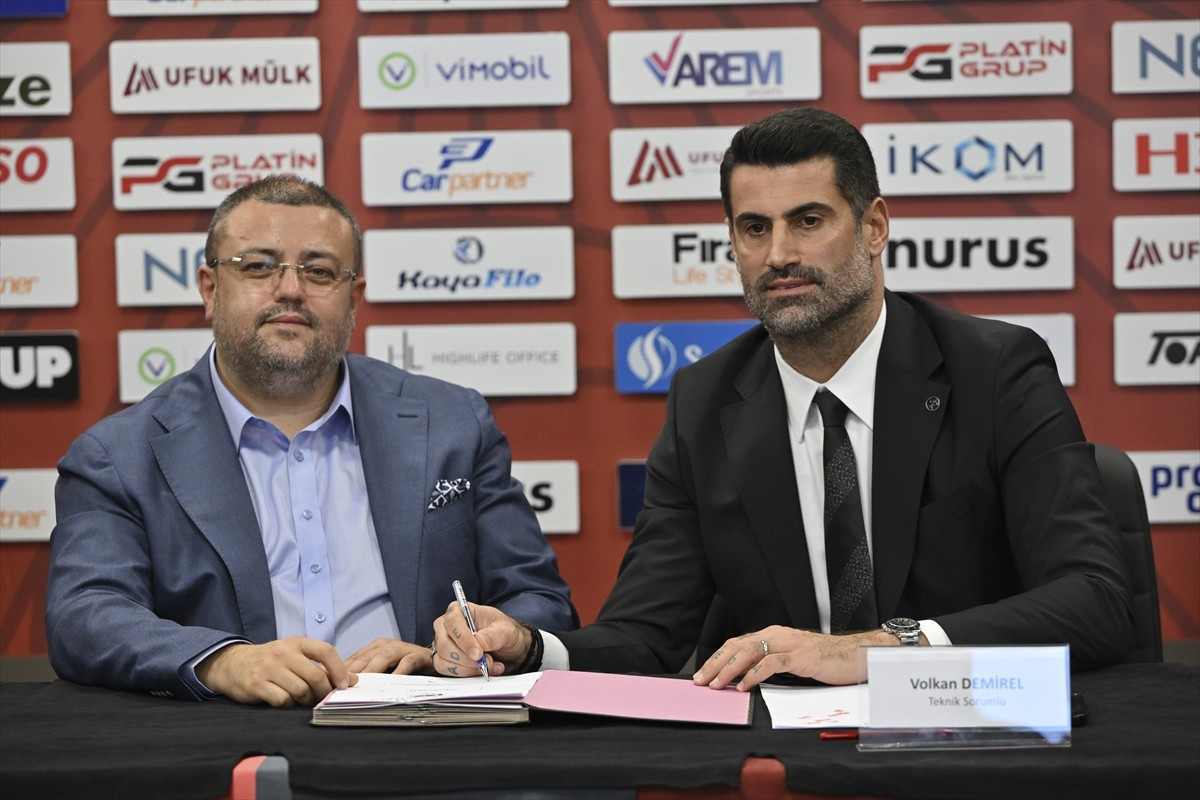 Trendyol Süper Lig ekiplerinden Gençlerbirliği, teknik direktör Volkan Demirel (sağda) için imza...