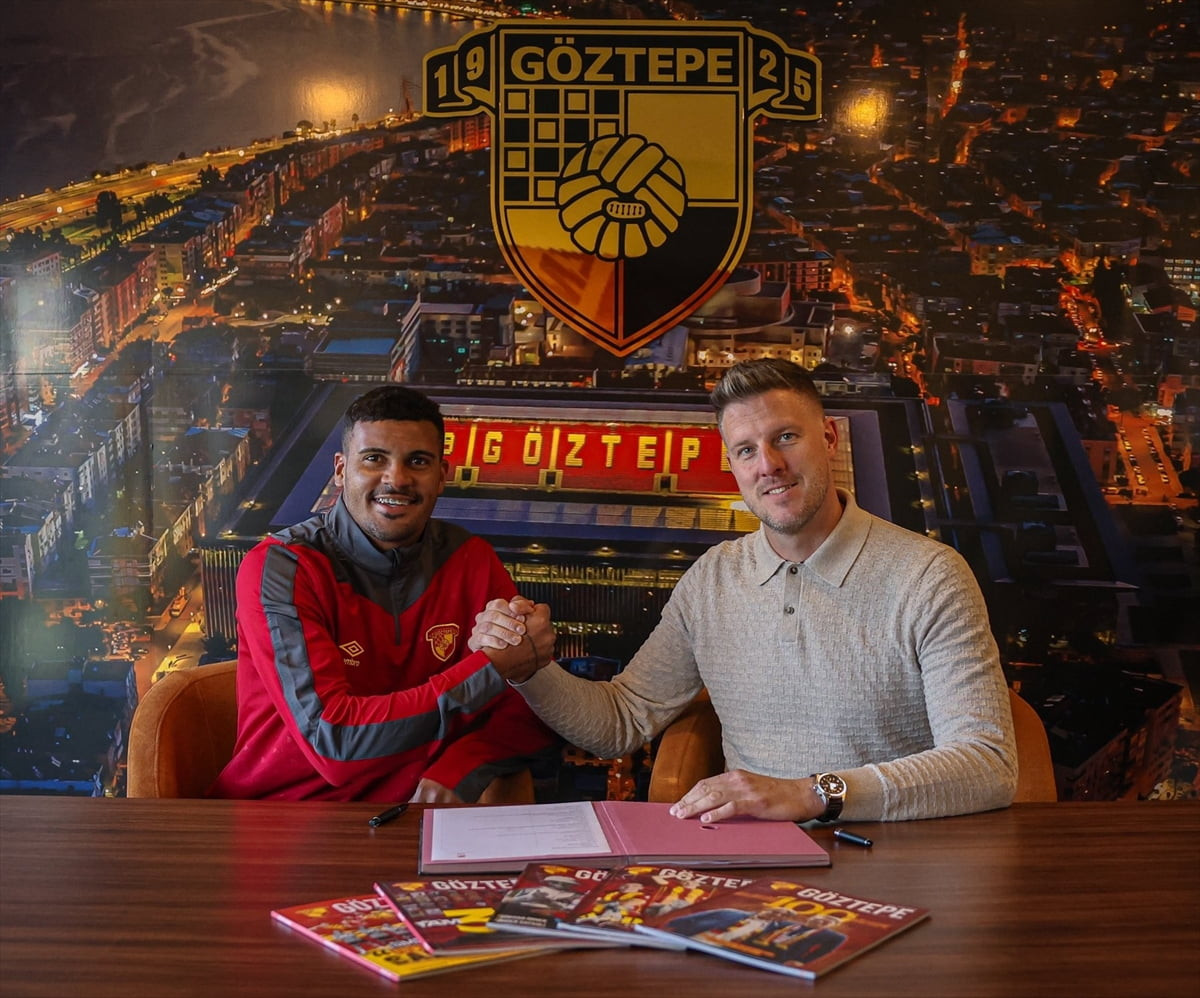 Trendyol Süper Lig ekiplerinden Göztepe, hücum oyuncusu Jeferson Marinho dos Santos'u (solda)...