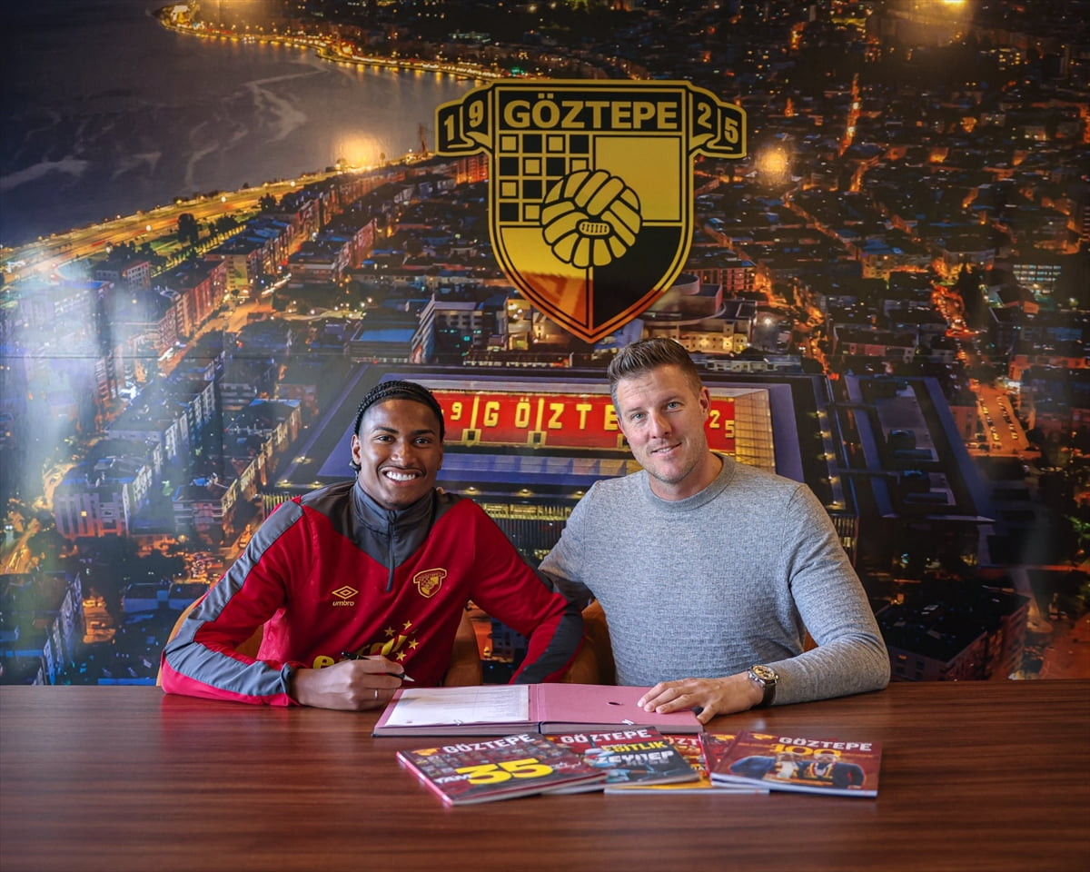 Trendyol Süper Lig ekiplerinden Göztepe'nin sportif direktörü Ivan Mance (sağda), yeni...