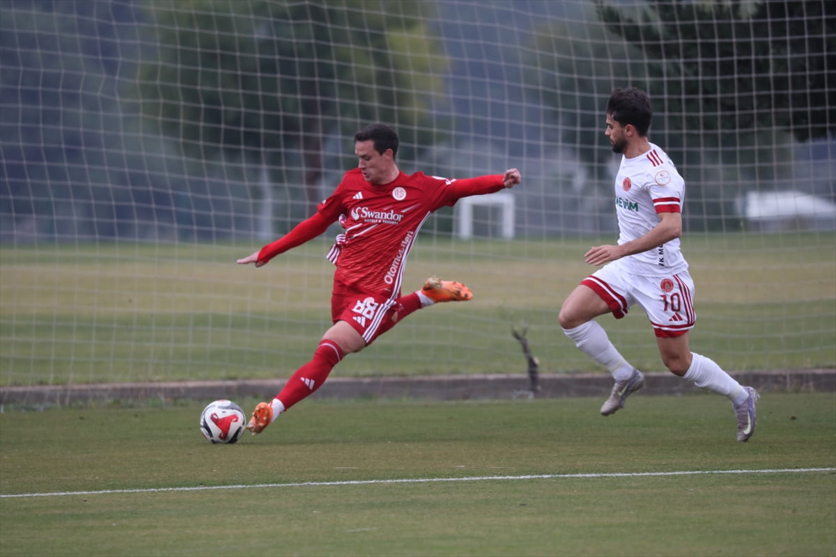Trendyol Süper Lig ekiplerinden Hesap.com Antalyaspor, hazırlık maçında Trendyol 1. Lig...