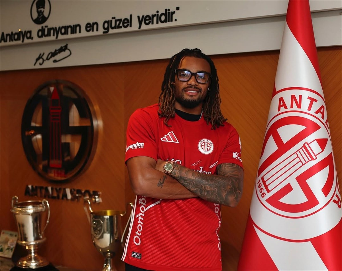 Trendyol Süper Lig ekiplerinden Hesap.com Antalyaspor, İsviçreli oyuncu Samuel Ballet'i renklerine...