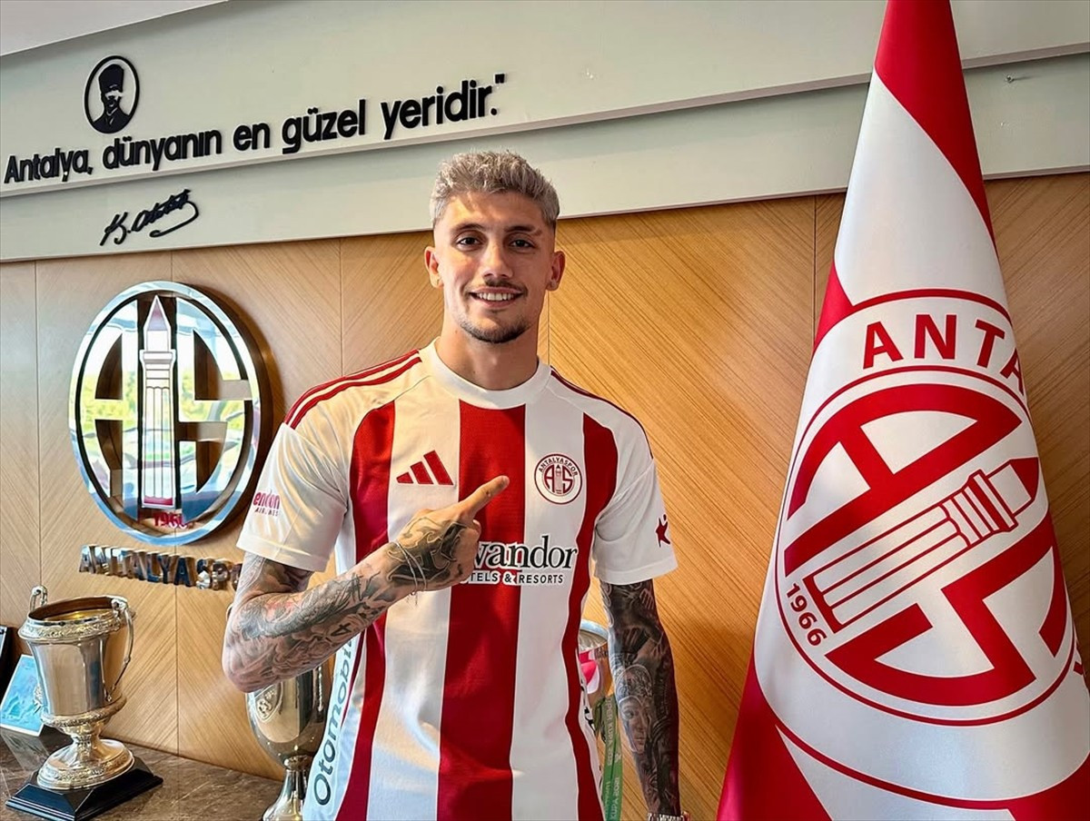 Trendyol Süper Lig ekiplerinden Hesap.com Antalyaspor, sol bek Samet Karakoç'u 3+1 yıllığına...