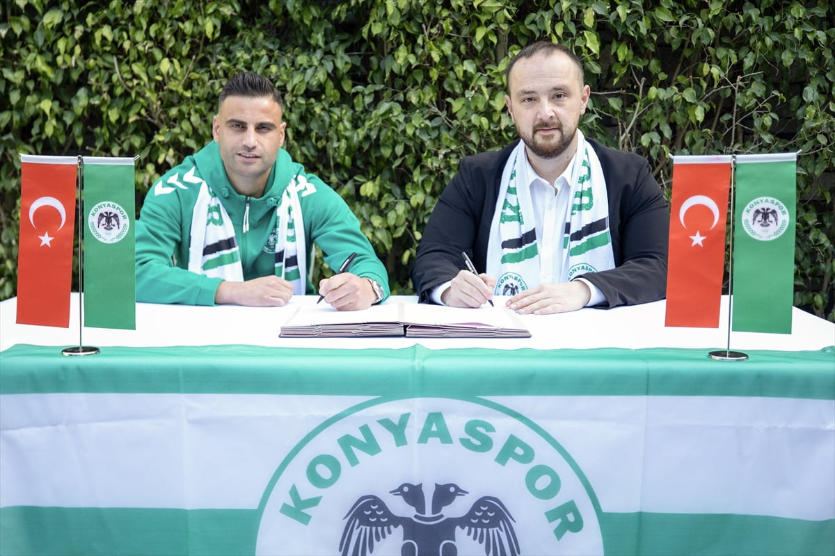 Trendyol Süper Lig ekiplerinden TÜMOSAN Konyaspor, tecrübeli oyuncu Deniz Türüç'ü (solda)...