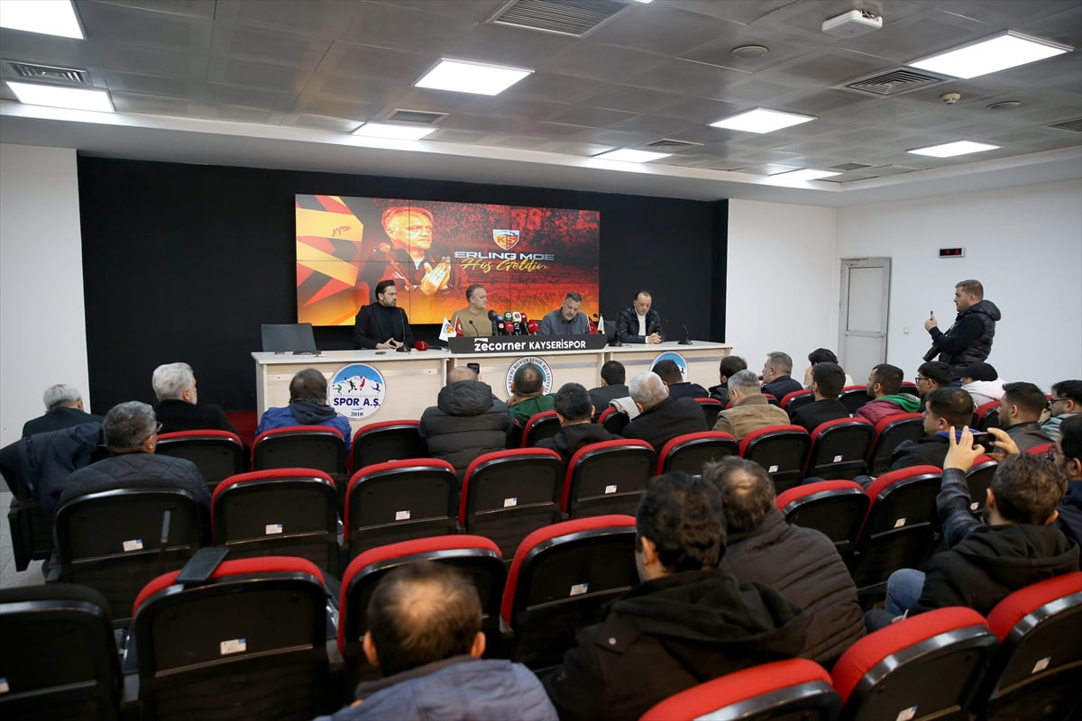 Trendyol Süper Lig ekiplerinden Zecorner Kayserispor'da teknik direktörlük görevine getirilen...