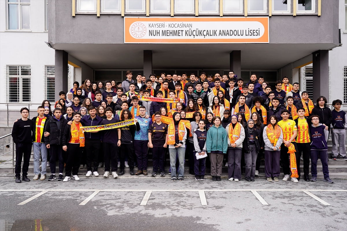 Trendyol Süper Lig ekiplerinden Zecorner Kayserispor'dan bazı oyuncular, "Bağımlılığa Karşı...