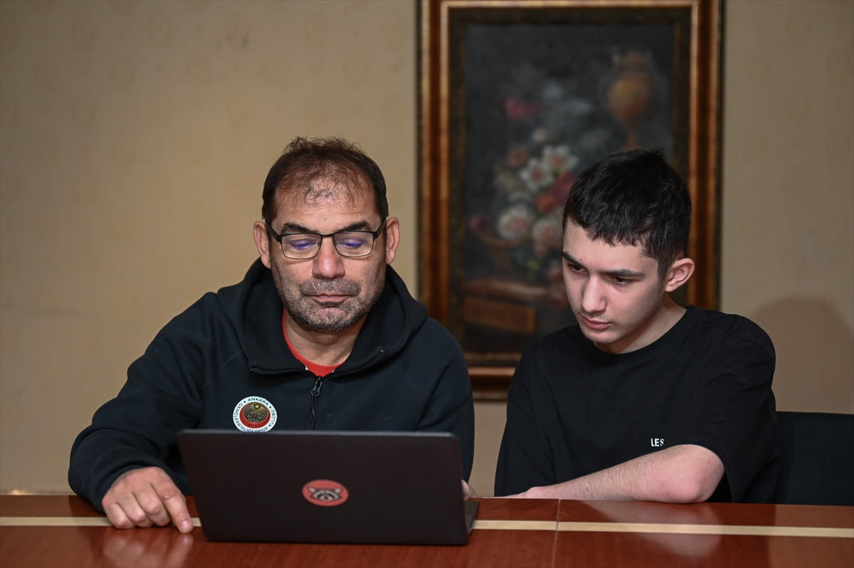 Trendyol Süper Lig takımlarından Gençlerbirliği'nin teknik direktörü Metin Diyadin (solda)...