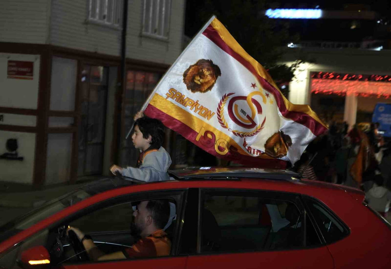 TRENDYOL SÜPER LİG'DE ÜST ÜSTE 4, TOPLAMDA DA 26. KEZ ŞAMPİYONLUĞU ELDE EDEN GALATASARAY TARAFTARI...