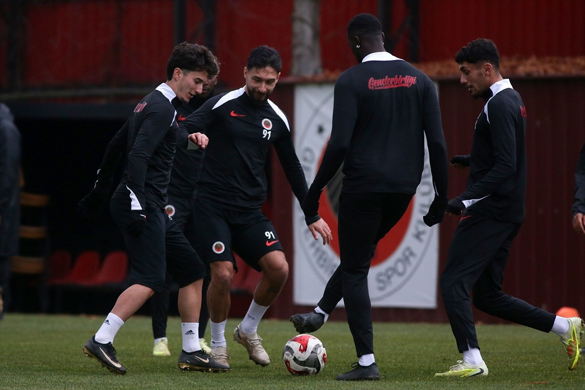 Trendyol Süper Lig'in 15. haftasında yarın sahasında Mısırlı.com.tr Fatih Karagümrük ile...