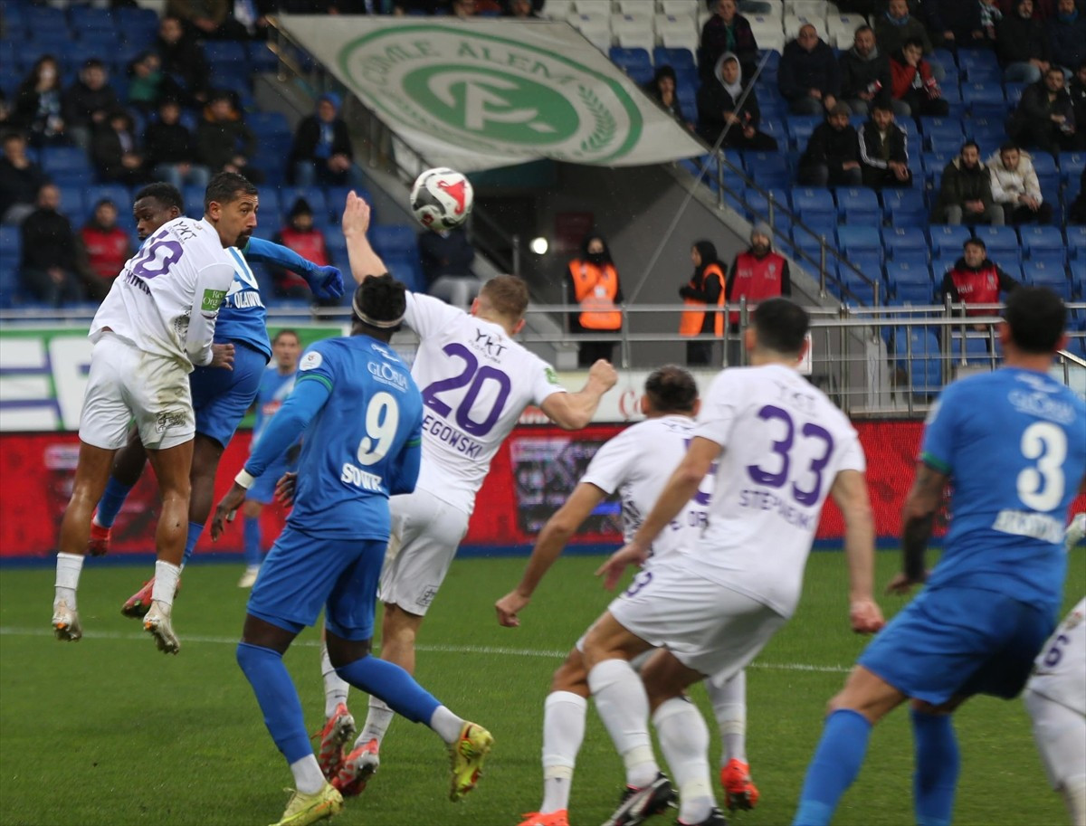 Trendyol Süper Lig'in 16. haftasında Çaykur Rizespor ile İkas Eyüpspor, Çaykur Didi Stadı'nda...