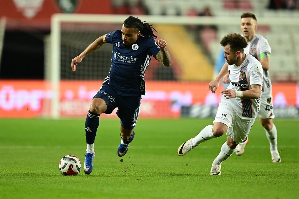 Trendyol Süper Lig'in 26. haftasında Hesap.com Antalyaspor ile Gaziantep FK takımları, Corendon...