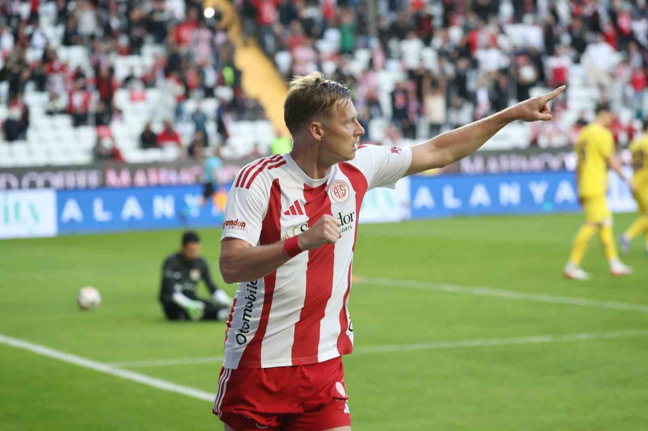 TRENDYOL SÜPER LİG'İN 28. HAFTASINDA ANTALYASPOR, SAHASINDA EYÜPSPOR 3-0 MAĞLUP ETTİ.