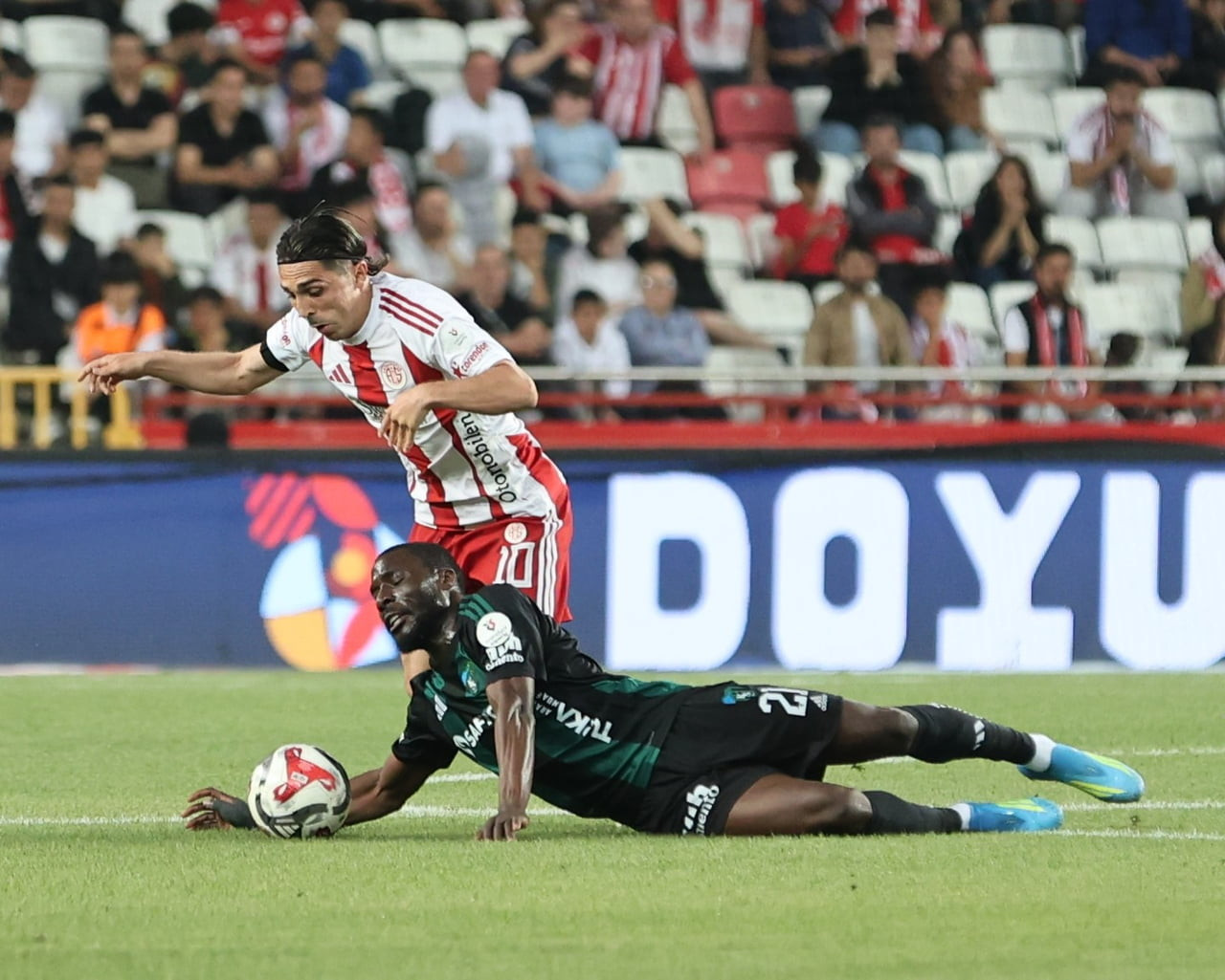 TRENDYOL SÜPER LİG'İN 34. VE SON HAFTASINDA ANTALYASPOR, SAHASINDA KOCAELİSPOR İLE KARŞILAŞIYOR....
