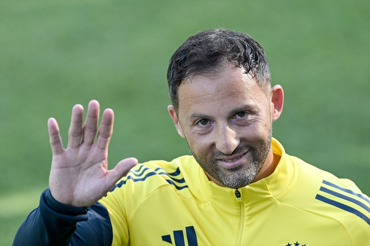 Trendyol Süper Lig'in 5. haftasında Trabzonspor'u konuk edecek Fenerbahçe, yeni teknik direktörü...