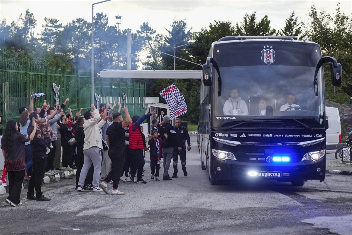 Trendyol Süper Lig'in 8. haftasında Galatasaray'a konuk olacak Beşiktaş, stada hareket etti....