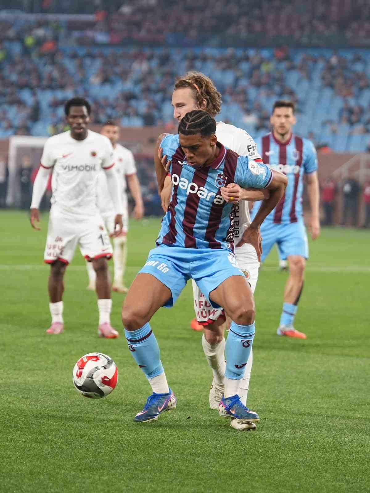 TRENDYOL SÜPER LİG'İN SON HAFTASINDA TRABZONSPOR SAHASINDA GENÇLERBİRLİĞİ'NE 3-0 MAĞLUP...