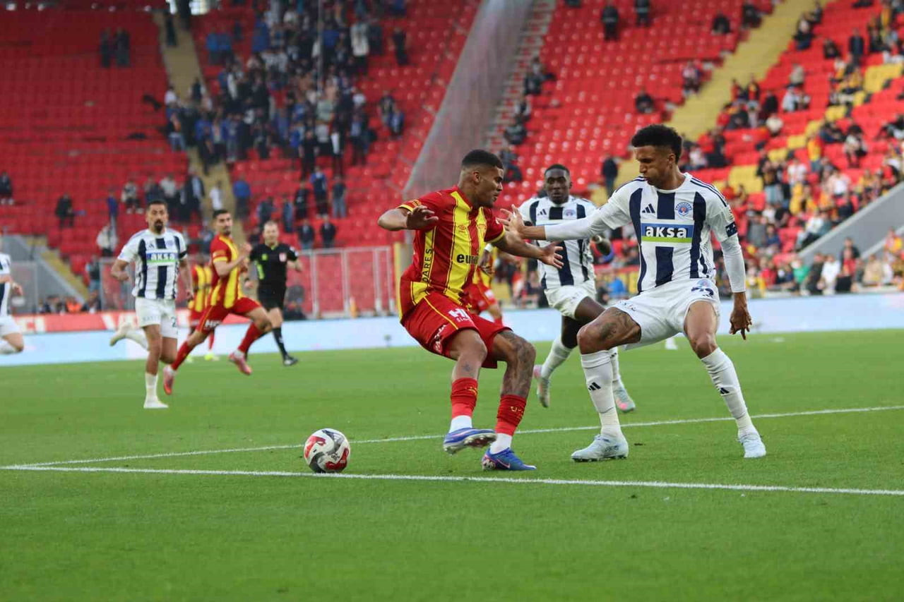 TRENDYOL SÜPER LİG’İN 29. HAFTASINDA GÖZTEPE, SAHASINDA KARŞILAŞTIĞI KASIMPAŞA İLE 3-3 BERABERE...