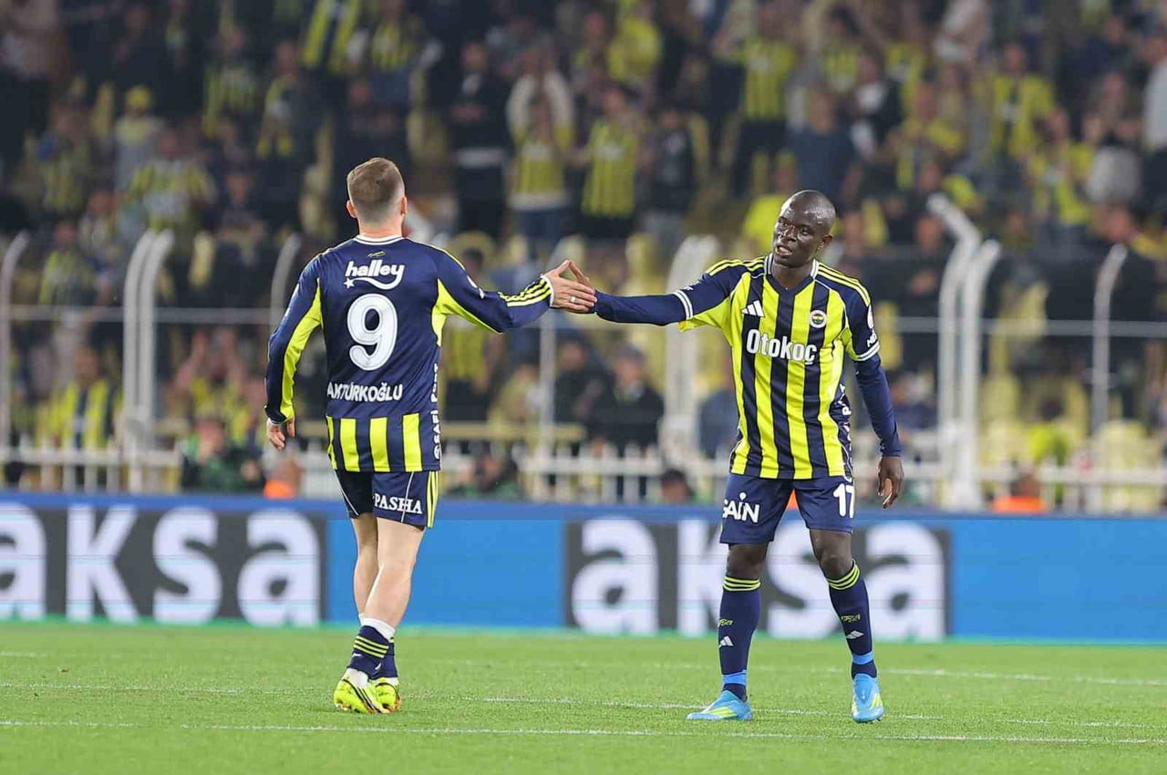 TRENDYOL SÜPER LİG’İN 34. VE SON HAFTASINDA FENERBAHÇE, SAHASINDA KARŞILAŞTIĞI EYÜPSPOR İLE 3-3...