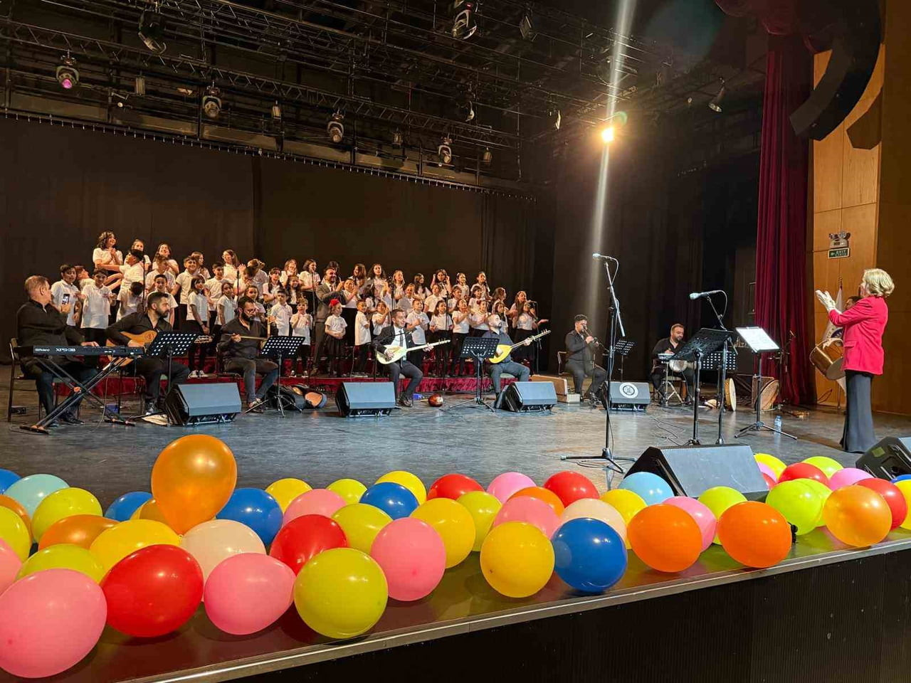 TRT ERZURUM MÜDÜRLÜĞÜ BÜNYESİNDE FAALİYETLERİNİ SÜRDÜREN TÜRK HALK MÜZİĞİ (THM) ÇOCUK KOROSU, BİR...