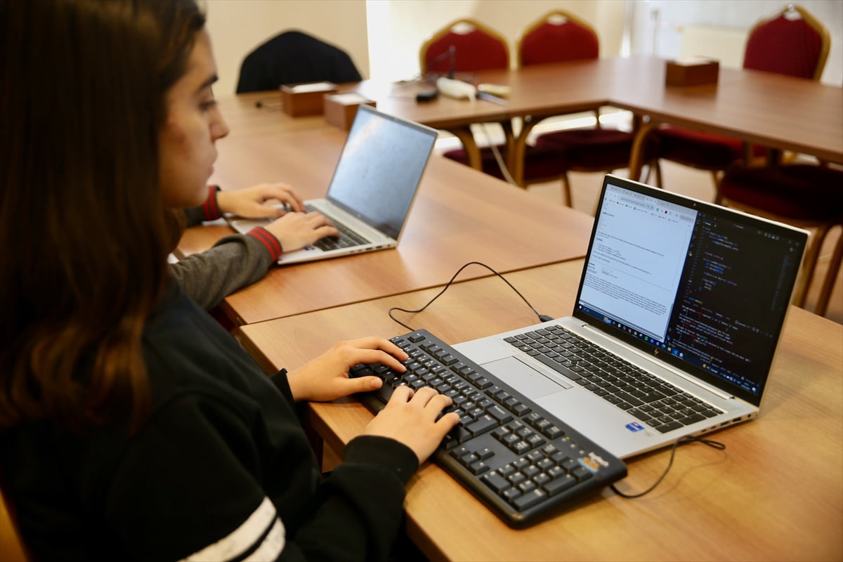 TÜBİTAK Fen Lisesi, uyguladığı özel öğretim programıyla temel bilimler, bilişim teknolojileri...