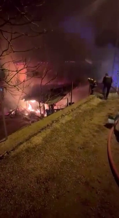 TUFANBEYLİ'DE ÇIKAN YANGINDA EV VE AHIR KÜLE DÖNDÜ