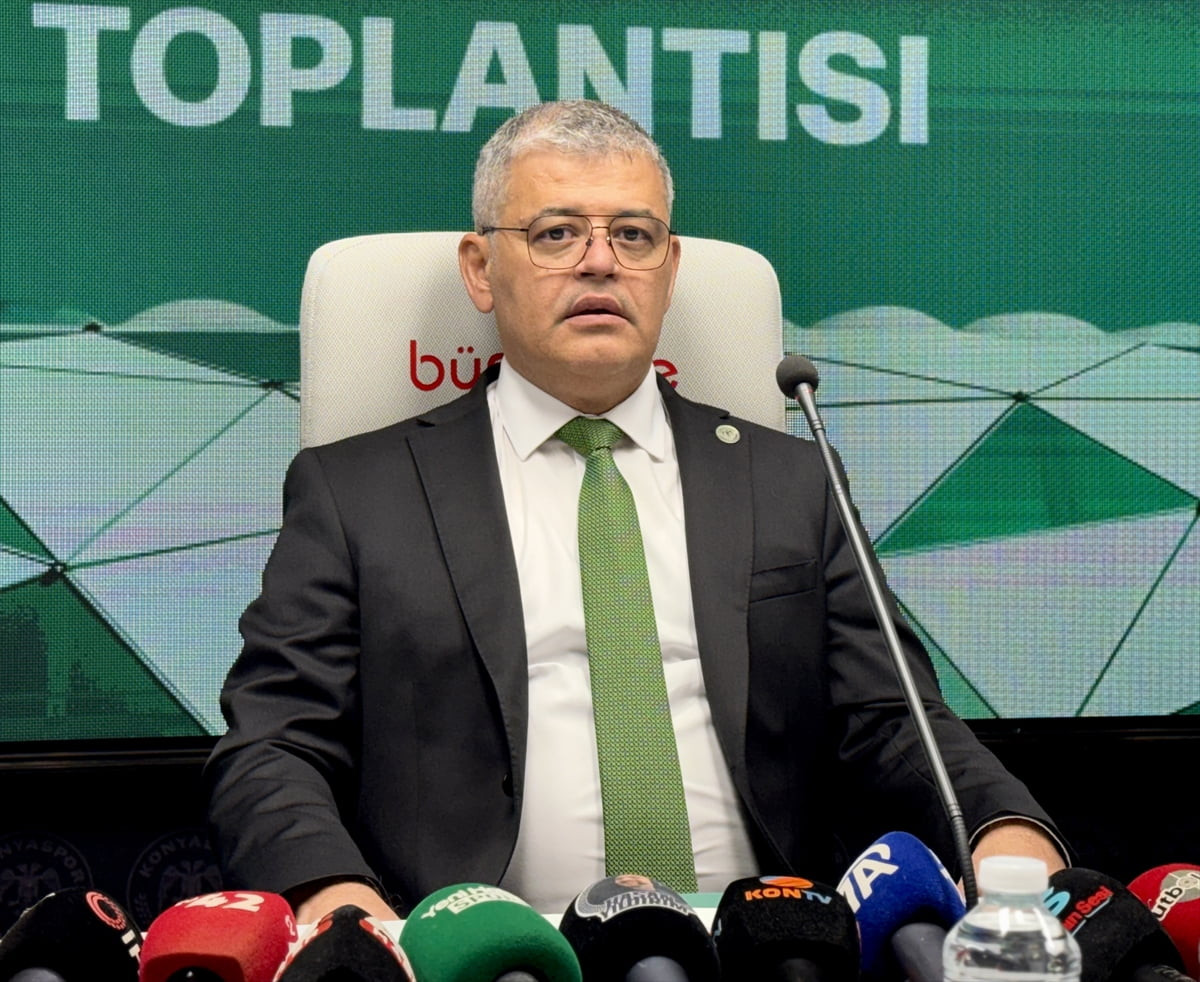 TÜMOSAN Konyaspor Başkanı Ömer Atiker, Konya Büyükşehir Stadı'nda düzenlediği basın toplantısında...