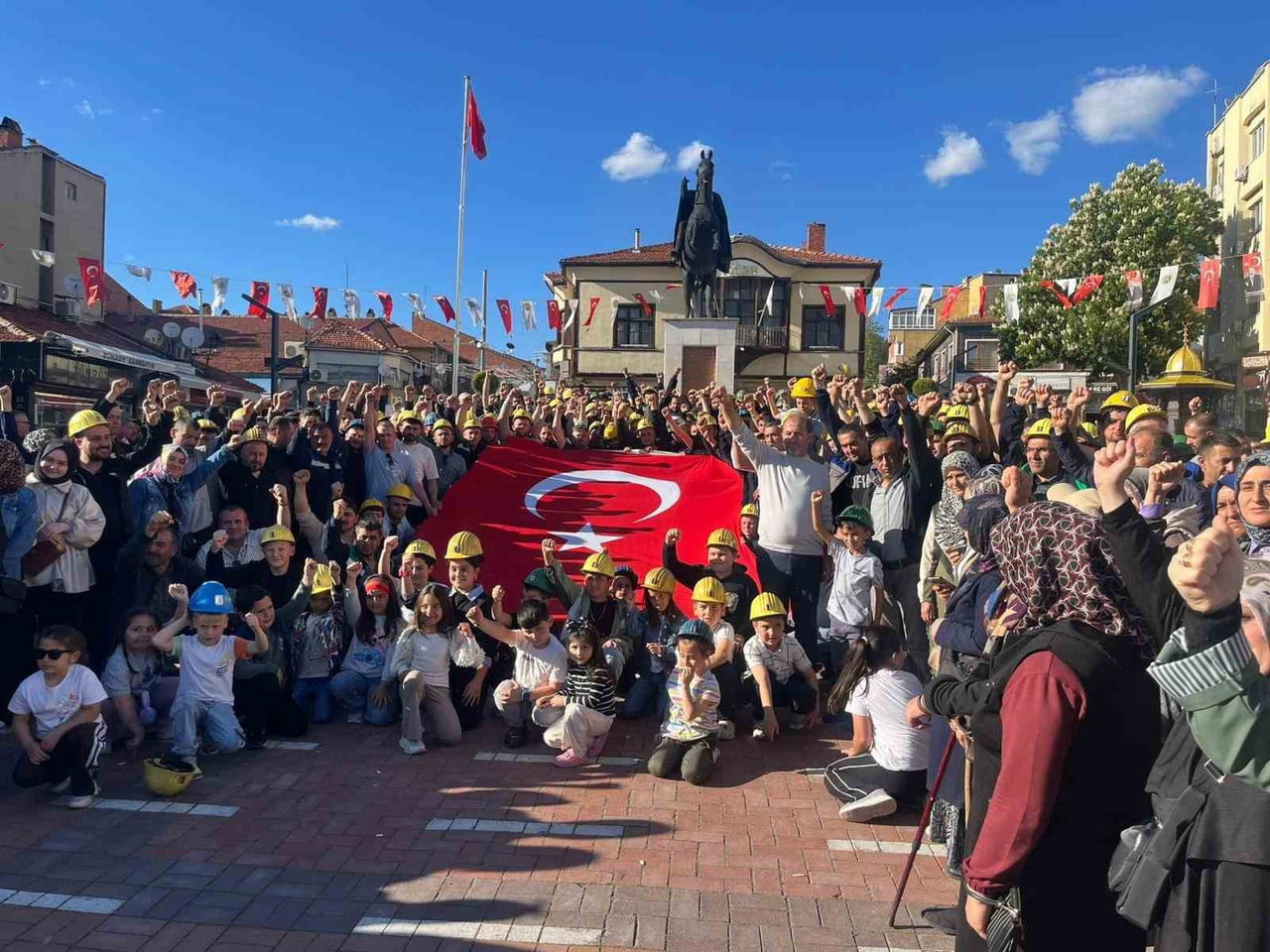 TUNÇBİLEK BELDESİNDE FAALİYET GÖSTEREN EGETAŞ KÖMÜR İŞLETMESİ ÇALIŞANLARI, TOPLU İŞ SÖZLEŞMESİNDEN...