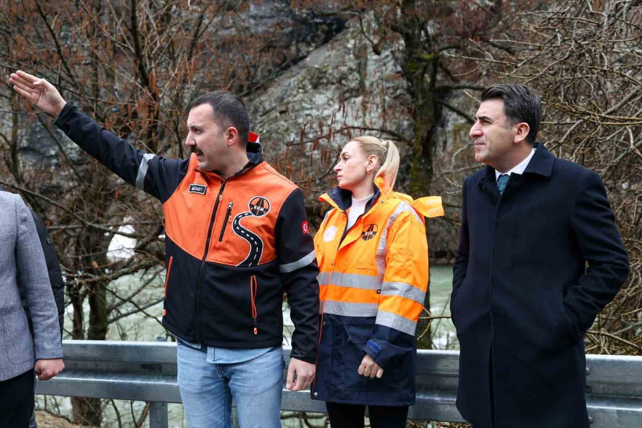 TUNCELİ-OVACIK YOLUNDA GÖRÜŞÜ KISITLAYAN VİRAJLARDA KONTROLLÜ PATLATMA ÇALIŞMALARI...