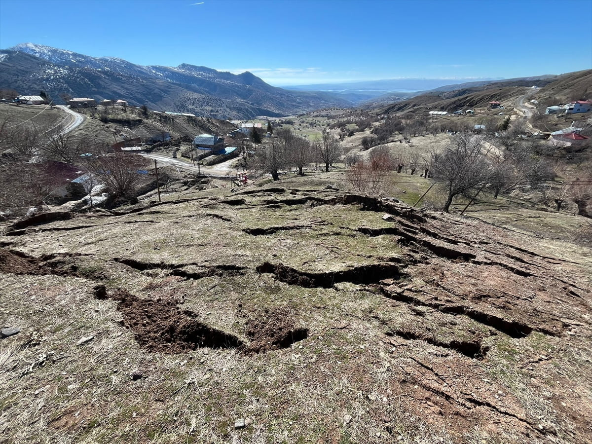 Tunceli Valiliği, Çemişgezek ilçesine bağlı Toratlı köyünde yaşanan toprak hareketliliğinin, yeni...