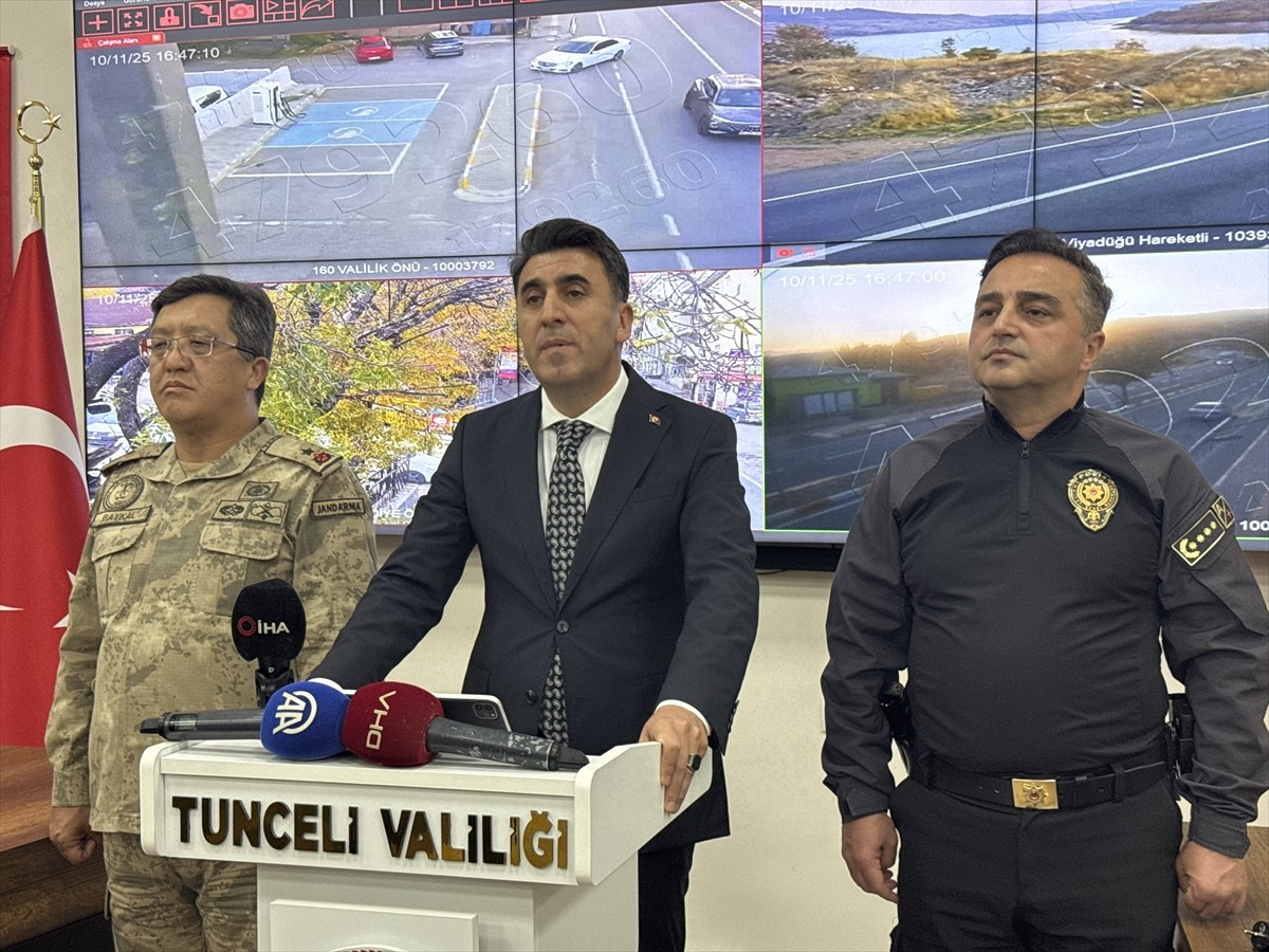 Tunceli Valisi ve Belediye Başkan Vekili Şefik Aygöl, beraberindeki İl Jandarma Komutanı...
