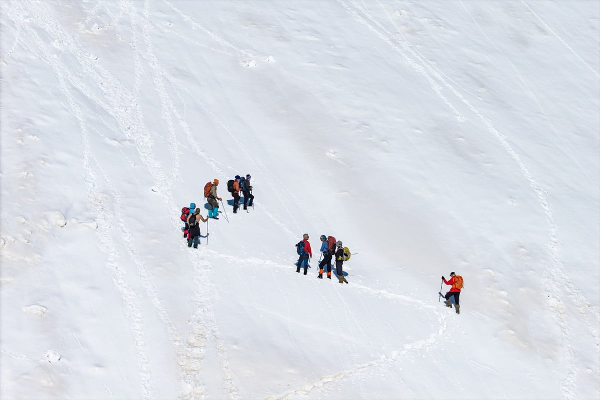 Tunceli'de dağcılar, kar kalınlığının 3 metreyi aştığı dağların zirvelerine zorlu tırmanışlar...