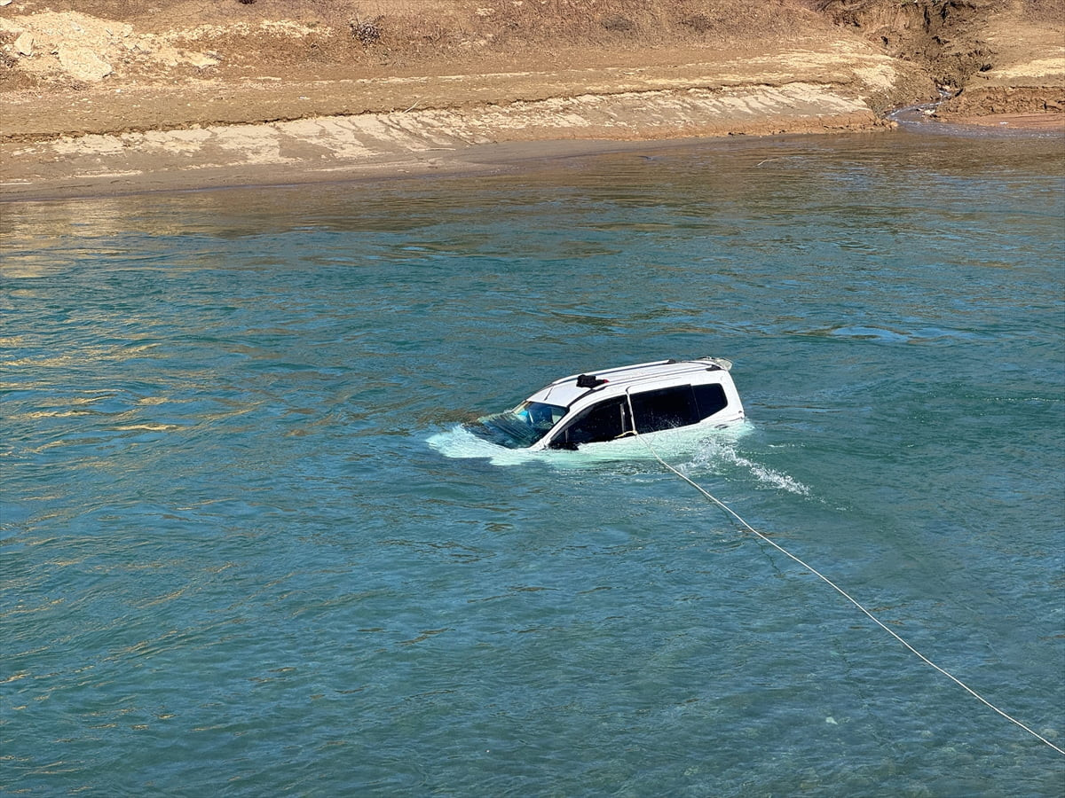 Tunceli'de köprüden Munzur Çayı’na düşen otomobilin sürücüsü, ekiplerin çalışmasıyla kurtarıldı....