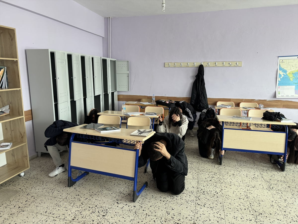 Tunceli'de öğrencilerin depreme karşı bilinçli yetiştirilmesi amacıyla okullarda eğitim ve...