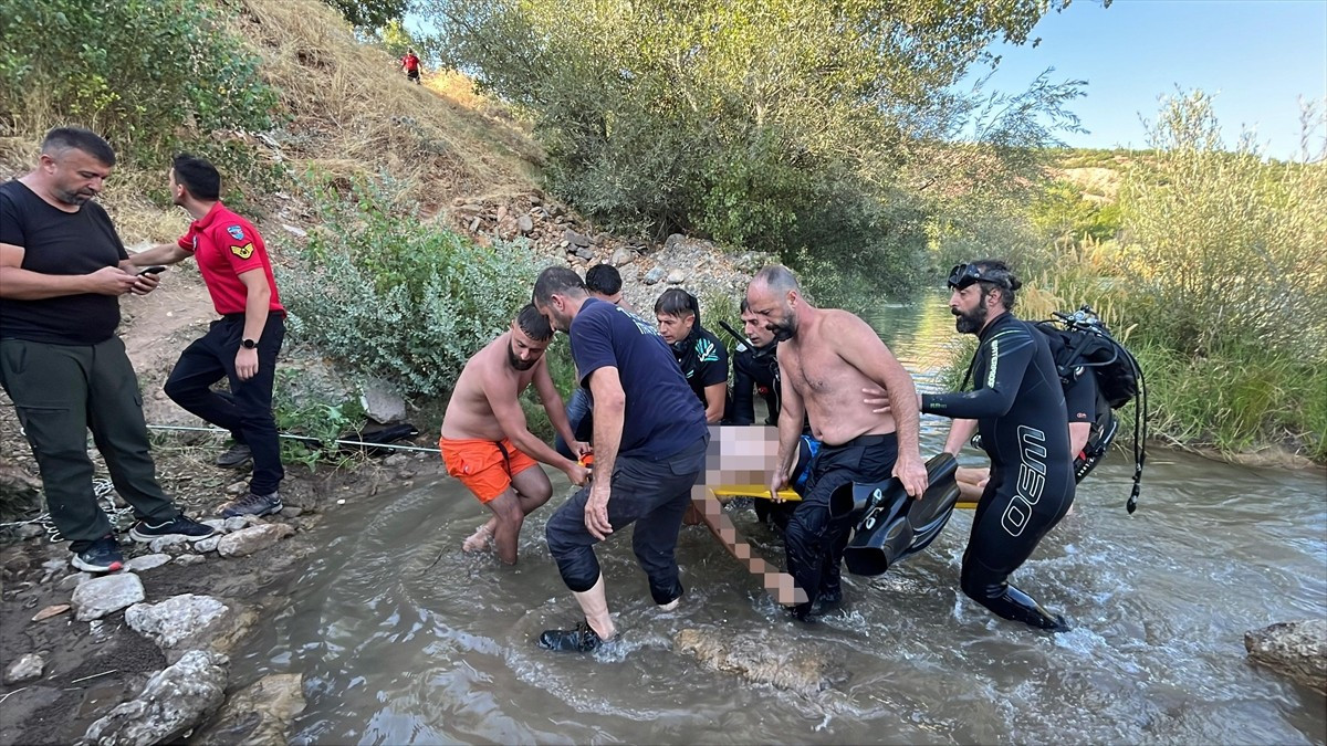 Tunceli'de Pülümür Çayı'na giren kişi boğuldu. Ekipler, yaptıkları çalışmayla boğulan kişinin...