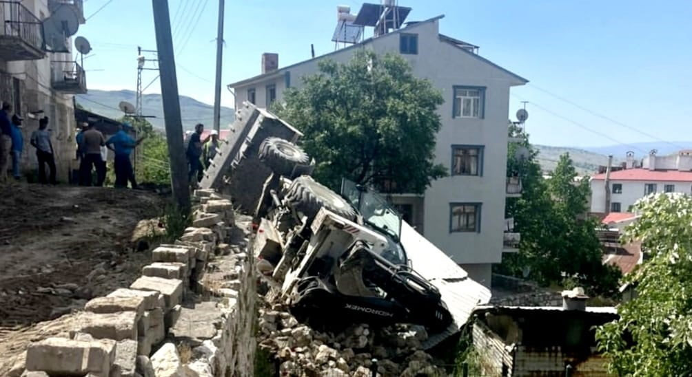 TUNCELİ'NİN ÇEMİŞGEZEK İLÇESİNDE DOĞALGAZ ALTYAPI ÇALIŞMALARI SIRASINDA KAZICI VE YÜKLEYİCİ KEPÇE ...