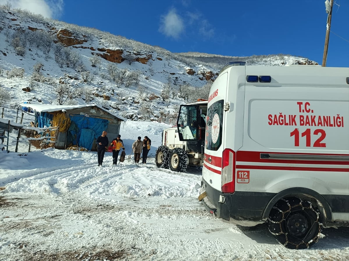 Tunceli'nin Mazgirt ve Nazımiye ilçelerinde kar nedeniyle yolu kapanan köylerdeki hastalar...