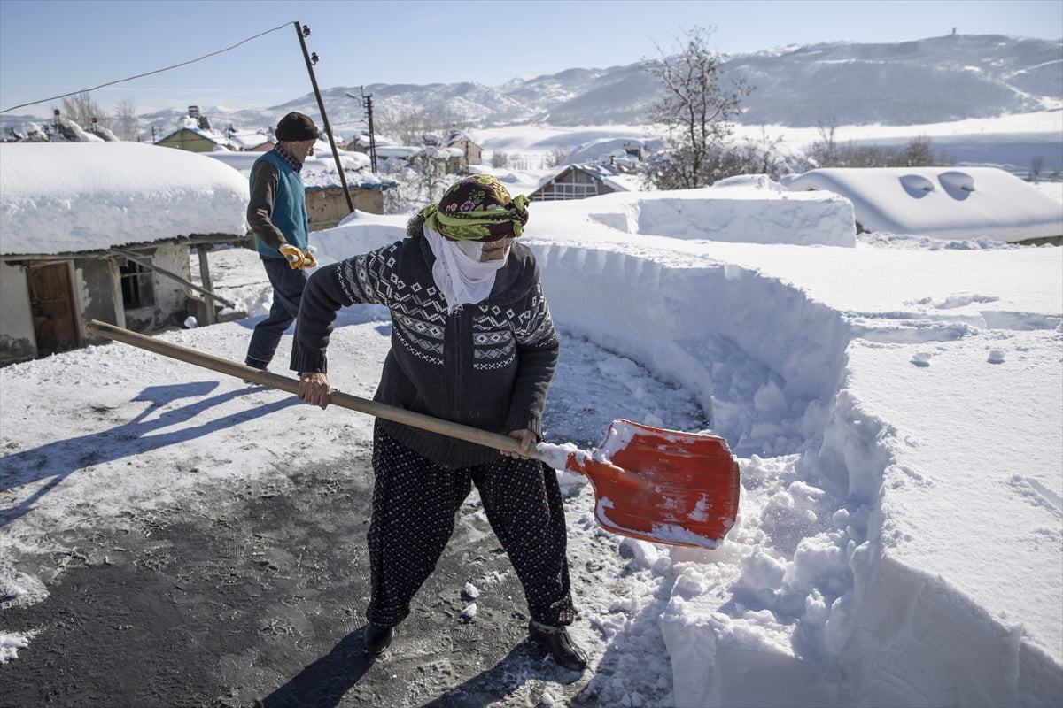 Tunceli'nin Ovacık ilçesinde köylüler, damlarında biriken karı meşakkatli çalışmayla temizleyip...