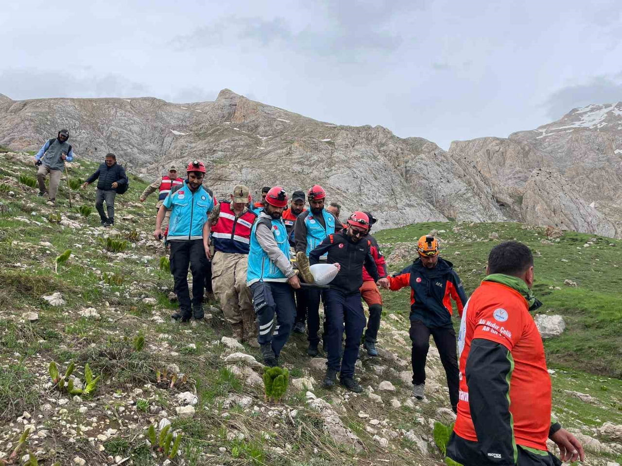 TUNCELİ'NİN PÜLÜMÜR İLÇESİNDE ARAZİDE DÜŞEREK BACAĞINI KIRAN 57 YAŞINDAKİ VATANDAŞ, 112 ACİL...